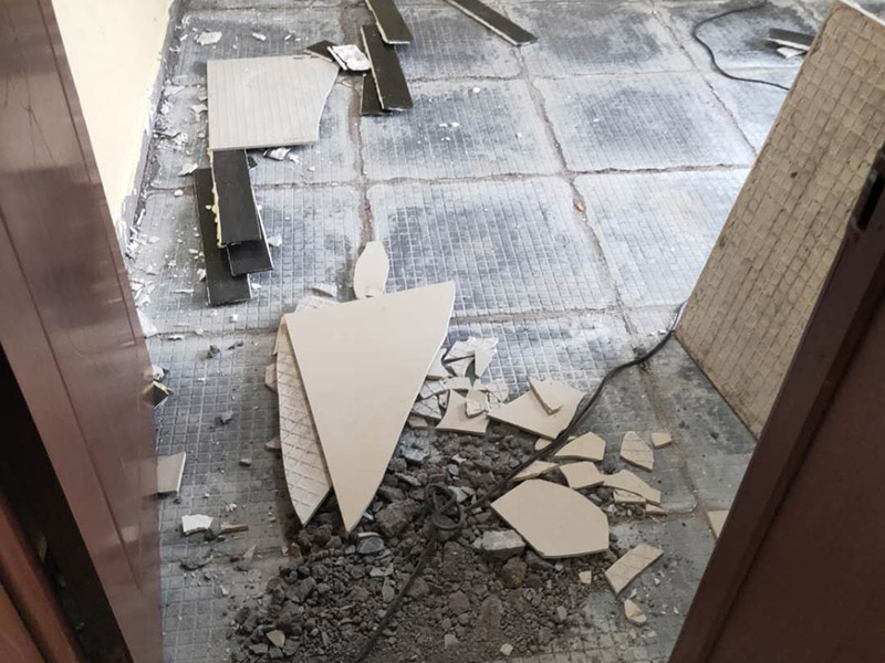 全屋瓷磚拆除施工:首先要撬開大門口的那塊地磚，因為那塊地du磚是有一邊露在外面的所以比較容易撬開。再用扁的鑿子一片一片的往里撬，如果水泥砂漿做的不是特別牢固的話可以直接用錘子把扁撬敲擊地磚和水泥地中間的縫隙。