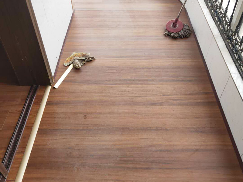 陽(yáng)臺(tái)鋪地板案例:1、先對(duì)地面進(jìn)行找平，水平的誤差不能超過(guò)2毫米。地面要是不平，腳感就不好。再就是將邊、角部位等突起或有不平的地方進(jìn)行局部修整。再鋪防潮層，防潮層可以防止以后地板受潮。鋪平，接縫處要并攏。 2、然后就是安裝地板了，因?yàn)榈匕迨且e(cuò)落安裝的，先預(yù)鋪一下，將部分地板一分為二，要按尺寸來(lái)鋸，萬(wàn)一鋸多了，地板損耗就大了。因?yàn)榈匕逵幸欢ǖ呐蛎浡?，因此鋪裝前要在其與墻面接觸的部位預(yù)留膨脹縫，以免地板起鼓。膨脹縫的大小一般和地板的膨脹系數(shù)有關(guān)系。粘合地板的膠水要用強(qiáng)化地板專用的，這種膠的污染比較小。不要隨便在市場(chǎng)上選非地板專用膠，地板本身就存在的污染上再增加污染源。 3、鋪前看好地板是否用對(duì)，再鋪設(shè)地板。在鋪設(shè)時(shí)，要一塊短的旁邊鋪一塊長(zhǎng)的，這樣交叉鋪設(shè)地板就咬得住不易松動(dòng)，地板拼合后還要用工具敲緊。再下來(lái)就是銜接了，一般用地板壓條掩蓋。但也有用玻璃膠填充。 4、然后檢查一遍，把不完美的地方修整一下。然后就是踢腳線的安裝，要做的接頭緊密，平齊。并且要保證能壓住地板墻縫。地板鋪好接下來(lái)是安裝壓條了，一般地板比地面高就要用那種高低壓條，地板與地面一樣平就要用這種平壓條了。