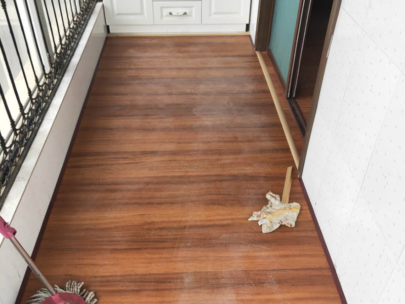 陽(yáng)臺(tái)鋪地板案例:1、先對(duì)地面進(jìn)行找平，水平的誤差不能超過(guò)2毫米。地面要是不平，腳感就不好。再就是將邊、角部位等突起或有不平的地方進(jìn)行局部修整。再鋪防潮層，防潮層可以防止以后地板受潮。鋪平，接縫處要并攏。 2、然后就是安裝地板了，因?yàn)榈匕迨且e(cuò)落安裝的，先預(yù)鋪一下，將部分地板一分為二，要按尺寸來(lái)鋸，萬(wàn)一鋸多了，地板損耗就大了。因?yàn)榈匕逵幸欢ǖ呐蛎浡?，因此鋪裝前要在其與墻面接觸的部位預(yù)留膨脹縫，以免地板起鼓。膨脹縫的大小一般和地板的膨脹系數(shù)有關(guān)系。粘合地板的膠水要用強(qiáng)化地板專用的，這種膠的污染比較小。不要隨便在市場(chǎng)上選非地板專用膠，地板本身就存在的污染上再增加污染源。 3、鋪前看好地板是否用對(duì)，再鋪設(shè)地板。在鋪設(shè)時(shí)，要一塊短的旁邊鋪一塊長(zhǎng)的，這樣交叉鋪設(shè)地板就咬得住不易松動(dòng)，地板拼合后還要用工具敲緊。再下來(lái)就是銜接了，一般用地板壓條掩蓋。但也有用玻璃膠填充。 4、然后檢查一遍，把不完美的地方修整一下。然后就是踢腳線的安裝，要做的接頭緊密，平齊。并且要保證能壓住地板墻縫。地板鋪好接下來(lái)是安裝壓條了，一般地板比地面高就要用那種高低壓條，地板與地面一樣平就要用這種平壓條了。