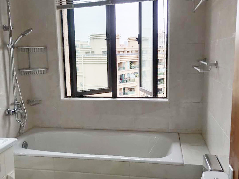 浴室裝修翻新案例：因?yàn)殚_發(fā)商在衛(wèi)生間的區(qū)域布局及使用功能的劃分上面，幾乎都是一個(gè)大概的布局，對于我們自身的生活習(xí)慣，不一定使用，這就需要重新設(shè)計(jì)布局及水電路的改造。測量好尺寸后，根據(jù)個(gè)人的生活習(xí)慣，設(shè)計(jì)制作衛(wèi)生間平面圖，完成平面設(shè)計(jì)后，我們就可以按照圖紙的尺寸到位于店面選擇合適的衛(wèi)浴產(chǎn)品了。根據(jù)選擇好的衛(wèi)浴產(chǎn)品進(jìn)行衛(wèi)生間的水電改造施工在做防水施工的時(shí)候，如果要安裝蹲便器的衛(wèi)生間，請一定在回填后將蹲便的預(yù)留坑夯實(shí)整平后做防水，這樣就有效的避免了衛(wèi)生間漏水的問題。