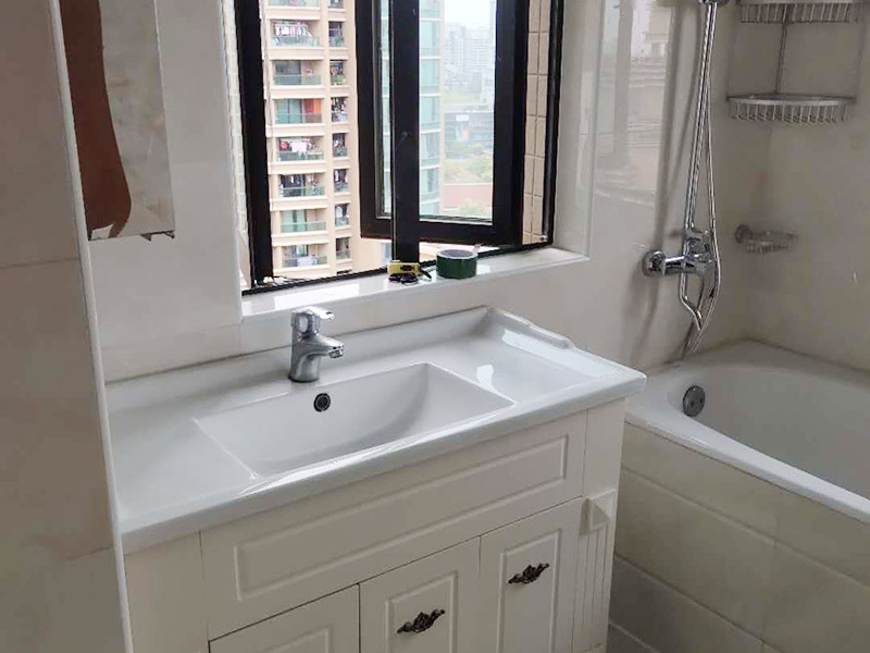 浴室裝修翻新案例：因?yàn)殚_發(fā)商在衛(wèi)生間的區(qū)域布局及使用功能的劃分上面，幾乎都是一個(gè)大概的布局，對于我們自身的生活習(xí)慣，不一定使用，這就需要重新設(shè)計(jì)布局及水電路的改造。測量好尺寸后，根據(jù)個(gè)人的生活習(xí)慣，設(shè)計(jì)制作衛(wèi)生間平面圖，完成平面設(shè)計(jì)后，我們就可以按照圖紙的尺寸到位于店面選擇合適的衛(wèi)浴產(chǎn)品了。根據(jù)選擇好的衛(wèi)浴產(chǎn)品進(jìn)行衛(wèi)生間的水電改造施工在做防水施工的時(shí)候，如果要安裝蹲便器的衛(wèi)生間，請一定在回填后將蹲便的預(yù)留坑夯實(shí)整平后做防水，這樣就有效的避免了衛(wèi)生間漏水的問題。