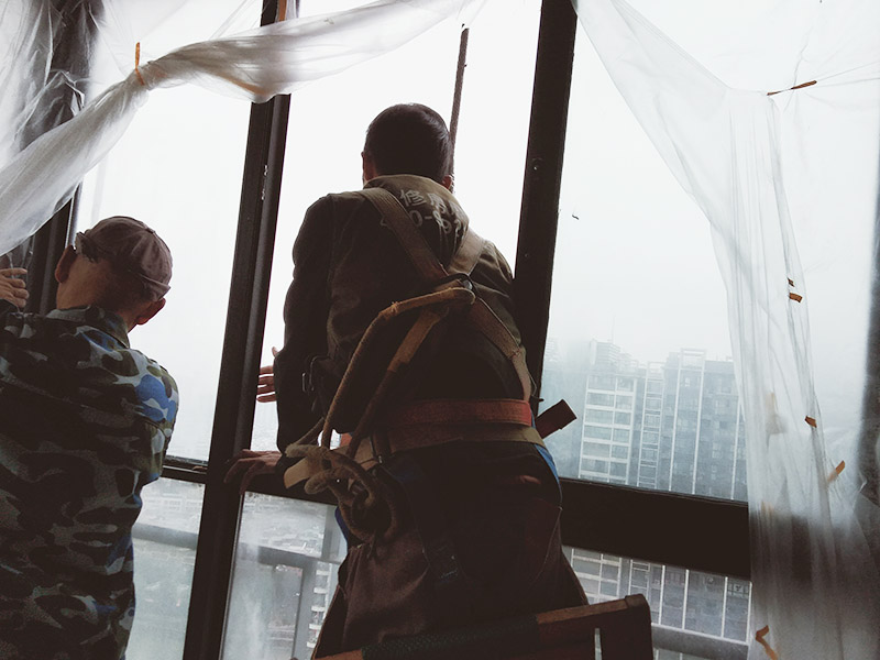 窗戶外瓷磚修補：1、貼磚材料與瓷磚不匹配。瓷磚的尺寸和吸水率不同，須檢查所使用的貼磚材料如瓷磚膠、背涂膠的選擇是否合適。如果所使用的瓷磚膠和背涂膠的粘結(jié)力達(dá)不到貼這類磚的要求粘力，就會出現(xiàn)掉磚情況。 2、施工工藝不達(dá)標(biāo)。檢查施工師傅有沒有按照正確瓷磚膠貼磚的標(biāo)準(zhǔn)規(guī)范施工。由于瓷磚膠標(biāo)準(zhǔn)施工工藝沒有得到廣泛應(yīng)用，很多師傅只沿用了水泥的傳統(tǒng)貼磚方法，如果瓷磚膠用水泥砂漿的傳統(tǒng)貼磚方法，就會出現(xiàn)掉磚情況。 3、墻體基層不牢固。有部分開發(fā)商在砌房過程中，由于施工技術(shù)或偷工減料，導(dǎo)致住房質(zhì)量不達(dá)標(biāo)，墻體松垮不牢固。如果是開發(fā)商樓房墻體松垮，則無力承受瓷磚的重量而導(dǎo)致掉磚。