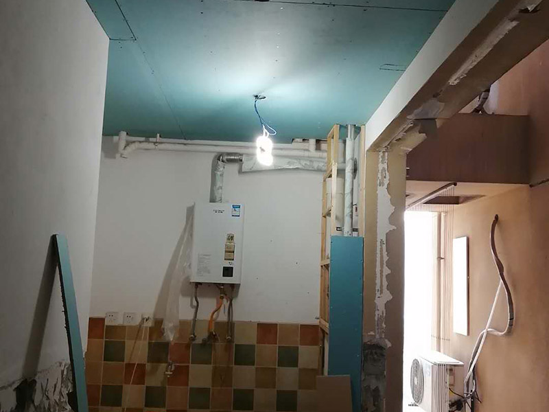 廚房局部改造：防水主要是要確保洗菜盆的位置和地面的傾角。前者最關(guān)鍵是做好接口的防水。用夾板做的櫥柜受水后通通氣就行了，但組合式的櫥柜受水后就會(huì)膨脹，致使其后表面防火板層脫離。因而櫥柜的座地部分一定要做10公分的磚臺(tái)，防水最有效。 舊廚房的內(nèi)部結(jié)構(gòu)相對(duì)要復(fù)雜一些。不僅是要請(qǐng)裝修公司對(duì)廚房進(jìn)行丈量，還需要看看各種管道原來的位置是否合適，如果不合適則需要進(jìn)行改動(dòng)，則裝修公司會(huì)出一份廚房改造圖紙交給施工隊(duì)，由施工隊(duì)按圖紙進(jìn)行必要的改造。