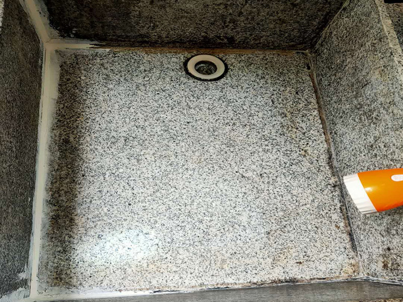 水池漏水打膠：1、將水池放好后，用筆沿著盆四邊畫一圈，然后把水池取上來；沿著畫的線打一圈玻璃膠，打好后把盆放下去壓一下，把多出來的膠用刮板刮掉就可以了。 2、玻璃膠可以換成密封條，密封條也具有防水的作用。密封條是硅膠制成，和玻璃膠的成分大體相同，防水的效果是完全相同的。