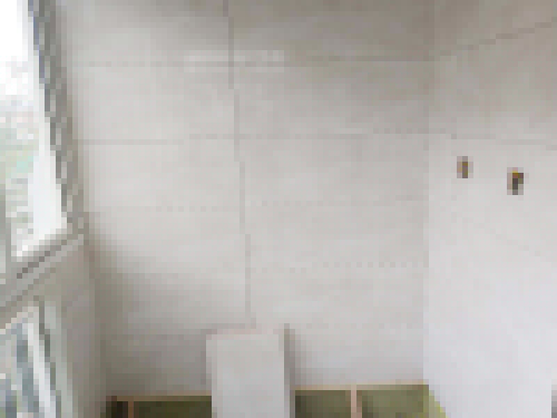 廚房陽(yáng)臺(tái)墻磚鋪貼:首先應(yīng)除去基層表面的污垢，油漬，浮灰;除去基層上所有涂料層，膩?zhàn)訉?如果基層未能達(dá)到平整度要求，需對(duì)基層進(jìn)行預(yù)先的找平處理。鋪貼瓷磚前需事先找好垂直線，以此為基準(zhǔn)鋪貼的瓷磚高低均勻、垂直美觀;此外，施工前在墻體四周需彈出標(biāo)高控制線，在地面彈出十字線，以控制地磚分隔尺寸。 調(diào)制粘結(jié)劑：加水后將粘結(jié)劑漿料攪拌至潤(rùn)滑均勻，無明顯塊狀或糊狀結(jié)塊，攪拌后的漿料靜置5-10分鐘后再稍加攪拌1-2分鐘即可使用。將瓷磚平整地鋪貼在基層上，使用橡膠錘將瓷磚拍實(shí)鋪平。施工過程中，可小幅度轉(zhuǎn)動(dòng)瓷磚，使?jié){料與瓷磚背面充分接觸。瓷磚鋪貼結(jié)束后24小時(shí)，可進(jìn)行嵌縫施工。將調(diào)制好的嵌縫劑均勻地涂在磚與磚的縫隙內(nèi)。