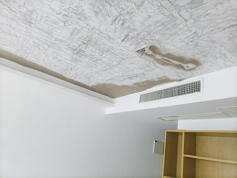 天花板鏟除翻新：將房中小件物品搬移到柜子，儲(chǔ)物柜等不需要施工的位置，如樓梯間，衛(wèi)生間等，利用專業(yè)的遮蔽保護(hù)膜貼在地面，包裝家具，避免施工期間對(duì)家中的物品造成損害和污染。 檢查墻面破損位置，如粉化，開裂，滲水，起皮現(xiàn)象嚴(yán)重的利用鏟刀直接全部鏟除至基層，局部破損現(xiàn)象不嚴(yán)重的位置直接用打磨機(jī)或者砂紙打磨即可。貼過墻紙的一定要完全清理掉墻紙內(nèi)的膠，因?yàn)槟z水時(shí)間長了之后會(huì)產(chǎn)生化學(xué)反應(yīng)，會(huì)對(duì)膩?zhàn)訉佑兴绊?，且易造成環(huán)保污染，揮發(fā)有害物質(zhì)。