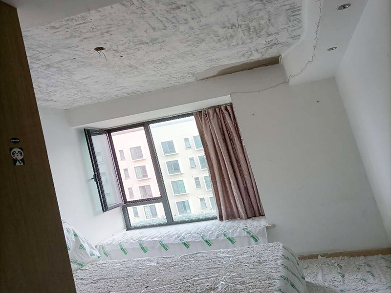 天花板鏟除翻新：將房中小件物品搬移到柜子，儲(chǔ)物柜等不需要施工的位置，如樓梯間，衛(wèi)生間等，利用專業(yè)的遮蔽保護(hù)膜貼在地面，包裝家具，避免施工期間對(duì)家中的物品造成損害和污染。 檢查墻面破損位置，如粉化，開裂，滲水，起皮現(xiàn)象嚴(yán)重的利用鏟刀直接全部鏟除至基層，局部破損現(xiàn)象不嚴(yán)重的位置直接用打磨機(jī)或者砂紙打磨即可。貼過墻紙的一定要完全清理掉墻紙內(nèi)的膠，因?yàn)槟z水時(shí)間長了之后會(huì)產(chǎn)生化學(xué)反應(yīng)，會(huì)對(duì)膩?zhàn)訉佑兴绊?，且易造成環(huán)保污染，揮發(fā)有害物質(zhì)。