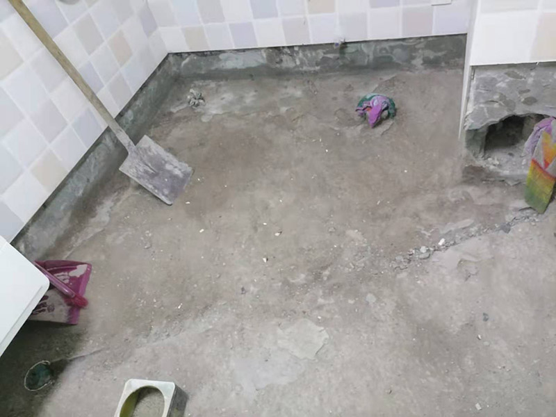 衛(wèi)生間地面清理防水：1、刷第一遍防水涂料把地面清掃干凈，防水涂料要涂滿，和基層結(jié)合牢固，沒有裂紋和氣泡，并且無脫落現(xiàn)象。涂刷的高度、厚度都要達(dá)到規(guī)定要求。2、刷第二遍防水涂料等到第一遍涂料干透之后，再刷第二遍防水涂料，不干的話，防水效果就會(huì)大打折扣。3、鋪保護(hù)層接下來就是在防水涂料的表面鋪保護(hù)層，一定要做到完全覆蓋防水層，和基層結(jié)合牢固，沒有裂紋、氣泡，也沒有脫落現(xiàn)象。4、閉水試驗(yàn)閉水試驗(yàn)是非常有必要的，地面最高的地方，誰(shuí)不能低于2cm，維持24小時(shí)，如果沒有發(fā)生滲漏就合格。如果有滲漏，必須重做防水。