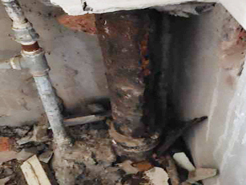 廚房拆除翻新施工：首先就是要對它進行空間改造、水路改造和磚墻翻新這幾處一定要提前做好準備和進行規(guī)劃才行。比如說像對廚房改造中，要做就是對它的空間進行規(guī)劃好和布局。廚房的上水部分那么可以把它更換成PPR之類新型管材，然后再把它進行暗埋，但是廚房的下水部分，這個地方也是不能進行改動的，如果一定要進行改動，記住一定要咨詢清楚物業(yè)再動手。