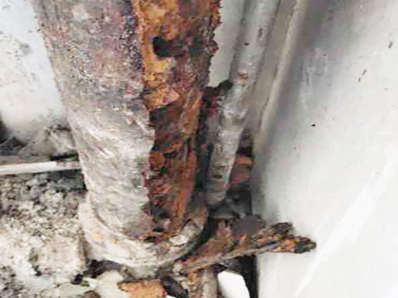 廚房拆除翻新施工：首先就是要對它進行空間改造、水路改造和磚墻翻新這幾處一定要提前做好準備和進行規(guī)劃才行。比如說像對廚房改造中，要做就是對它的空間進行規(guī)劃好和布局。廚房的上水部分那么可以把它更換成PPR之類新型管材，然后再把它進行暗埋，但是廚房的下水部分，這個地方也是不能進行改動的，如果一定要進行改動，記住一定要咨詢清楚物業(yè)再動手。