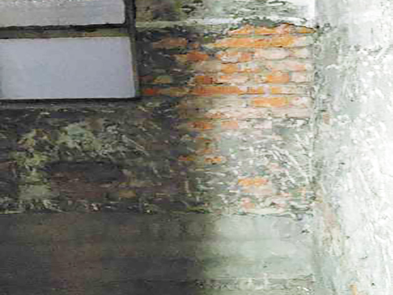 廚房拆除翻新施工：首先就是要對它進行空間改造、水路改造和磚墻翻新這幾處一定要提前做好準備和進行規(guī)劃才行。比如說像對廚房改造中，要做就是對它的空間進行規(guī)劃好和布局。廚房的上水部分那么可以把它更換成PPR之類新型管材，然后再把它進行暗埋，但是廚房的下水部分，這個地方也是不能進行改動的，如果一定要進行改動，記住一定要咨詢清楚物業(yè)再動手。