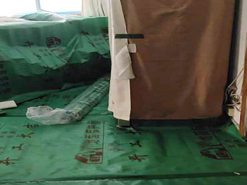 家具保護(hù)施工：遠(yuǎn)離裝修區(qū)域的家居不需要過(guò)度防護(hù)，只需使用防塵塑料膜布遮蓋即可。地板保護(hù)，地板保護(hù)需要使用pvc+棉保護(hù)膜 （薄的保護(hù)膜會(huì)在裝修過(guò)程中踩壞），沿墻邊使用家較寬的地板專用膠帶密封。家居保護(hù)只需要使用普通pvc保護(hù)膜即可，注意下方要留足保護(hù)膜遮蓋下方地板。門窗保護(hù):使用無(wú)紡布門窗保護(hù)膜，裁剪適當(dāng)大小貼在窗戶上級(jí)窗戶框上即可。門使用pvc保護(hù)膜。小的突起如電源插座，使用保護(hù)膜覆蓋用較窄的地板專用膠帶密封。 注意：所有的密封都不要貼到需要粉刷裝修的墻面上。
