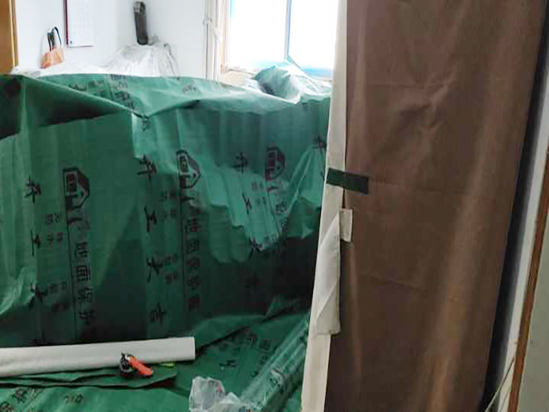 家具保護(hù)施工：遠(yuǎn)離裝修區(qū)域的家居不需要過(guò)度防護(hù)，只需使用防塵塑料膜布遮蓋即可。地板保護(hù)，地板保護(hù)需要使用pvc+棉保護(hù)膜 （薄的保護(hù)膜會(huì)在裝修過(guò)程中踩壞），沿墻邊使用家較寬的地板專用膠帶密封。家居保護(hù)只需要使用普通pvc保護(hù)膜即可，注意下方要留足保護(hù)膜遮蓋下方地板。門窗保護(hù):使用無(wú)紡布門窗保護(hù)膜，裁剪適當(dāng)大小貼在窗戶上級(jí)窗戶框上即可。門使用pvc保護(hù)膜。小的突起如電源插座，使用保護(hù)膜覆蓋用較窄的地板專用膠帶密封。 注意：所有的密封都不要貼到需要粉刷裝修的墻面上。