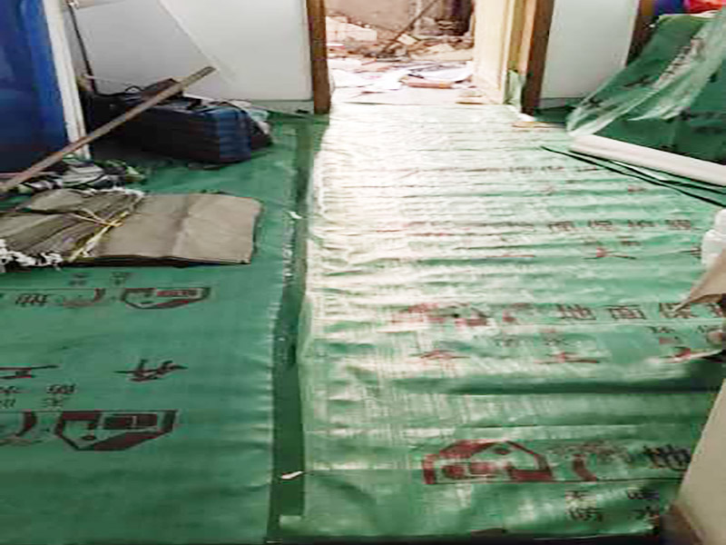 家具保護(hù)施工：遠(yuǎn)離裝修區(qū)域的家居不需要過(guò)度防護(hù)，只需使用防塵塑料膜布遮蓋即可。地板保護(hù)，地板保護(hù)需要使用pvc+棉保護(hù)膜 （薄的保護(hù)膜會(huì)在裝修過(guò)程中踩壞），沿墻邊使用家較寬的地板專用膠帶密封。家居保護(hù)只需要使用普通pvc保護(hù)膜即可，注意下方要留足保護(hù)膜遮蓋下方地板。門窗保護(hù):使用無(wú)紡布門窗保護(hù)膜，裁剪適當(dāng)大小貼在窗戶上級(jí)窗戶框上即可。門使用pvc保護(hù)膜。小的突起如電源插座，使用保護(hù)膜覆蓋用較窄的地板專用膠帶密封。 注意：所有的密封都不要貼到需要粉刷裝修的墻面上。