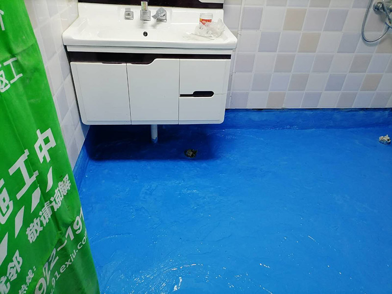 衛(wèi)生間地面防水:刷第一遍防水涂料。施工前確保工地干凈，干燥，防水涂料要涂滿，無(wú)遺漏，與基層結(jié)合牢固，無(wú)裂紋，無(wú)氣泡，無(wú)脫落現(xiàn)象。涂刷高度一致，厚度要達(dá)到規(guī)定要求。刷第二遍防水涂料。待第一遍涂料干透后才能進(jìn)行第二遍，具體時(shí)間視涂料而定。間隔時(shí)間太短，防水的效果會(huì)打折扣。鋪保護(hù)層。需在防水涂料表面鋪上保護(hù)層。保護(hù)層要完全覆蓋防水層，無(wú)遺漏，與基層結(jié)合牢固，無(wú)裂紋，無(wú)氣泡，無(wú)脫落現(xiàn)象。 閉水試驗(yàn)。閉水試驗(yàn)時(shí)，地面最高點(diǎn)的水不能低于2里面，保存至少24小時(shí)，觀察無(wú)滲漏現(xiàn)象后才算合格。如有滲漏，需重做，切莫疏忽大意。