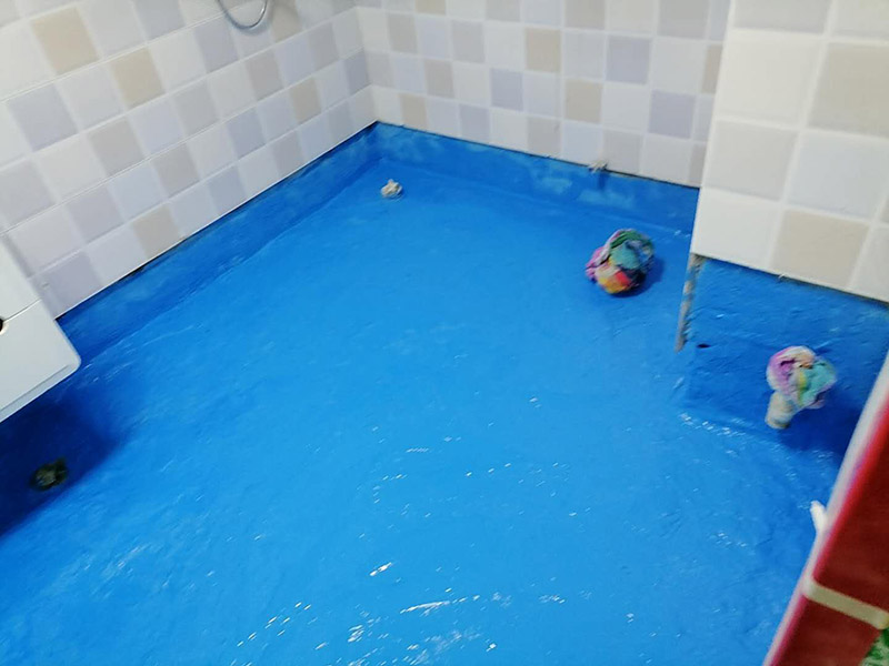 衛(wèi)生間地面防水:刷第一遍防水涂料。施工前確保工地干凈，干燥，防水涂料要涂滿，無(wú)遺漏，與基層結(jié)合牢固，無(wú)裂紋，無(wú)氣泡，無(wú)脫落現(xiàn)象。涂刷高度一致，厚度要達(dá)到規(guī)定要求。刷第二遍防水涂料。待第一遍涂料干透后才能進(jìn)行第二遍，具體時(shí)間視涂料而定。間隔時(shí)間太短，防水的效果會(huì)打折扣。鋪保護(hù)層。需在防水涂料表面鋪上保護(hù)層。保護(hù)層要完全覆蓋防水層，無(wú)遺漏，與基層結(jié)合牢固，無(wú)裂紋，無(wú)氣泡，無(wú)脫落現(xiàn)象。 閉水試驗(yàn)。閉水試驗(yàn)時(shí)，地面最高點(diǎn)的水不能低于2里面，保存至少24小時(shí)，觀察無(wú)滲漏現(xiàn)象后才算合格。如有滲漏，需重做，切莫疏忽大意。