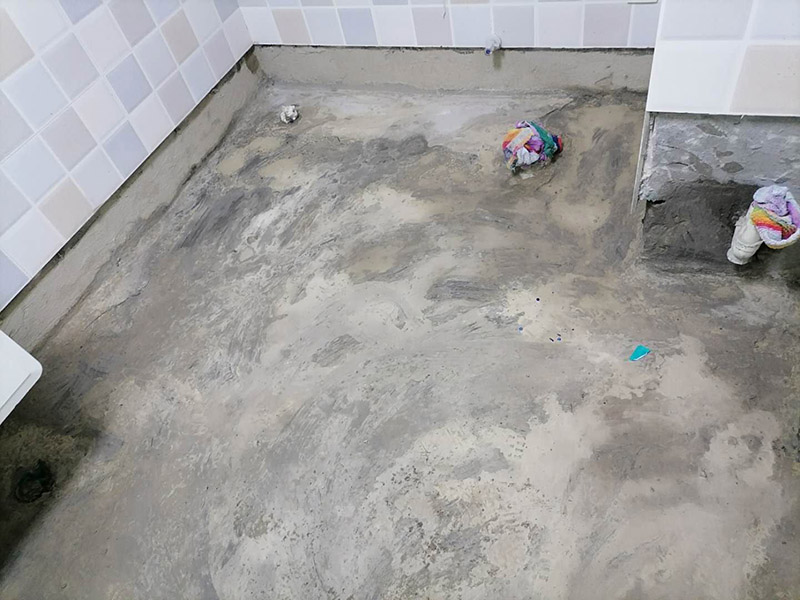 衛(wèi)生間地面防水:刷第一遍防水涂料。施工前確保工地干凈，干燥，防水涂料要涂滿，無(wú)遺漏，與基層結(jié)合牢固，無(wú)裂紋，無(wú)氣泡，無(wú)脫落現(xiàn)象。涂刷高度一致，厚度要達(dá)到規(guī)定要求。刷第二遍防水涂料。待第一遍涂料干透后才能進(jìn)行第二遍，具體時(shí)間視涂料而定。間隔時(shí)間太短，防水的效果會(huì)打折扣。鋪保護(hù)層。需在防水涂料表面鋪上保護(hù)層。保護(hù)層要完全覆蓋防水層，無(wú)遺漏，與基層結(jié)合牢固，無(wú)裂紋，無(wú)氣泡，無(wú)脫落現(xiàn)象。 閉水試驗(yàn)。閉水試驗(yàn)時(shí)，地面最高點(diǎn)的水不能低于2里面，保存至少24小時(shí)，觀察無(wú)滲漏現(xiàn)象后才算合格。如有滲漏，需重做，切莫疏忽大意。