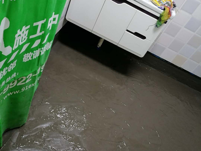 衛(wèi)生間地面防水:刷第一遍防水涂料。施工前確保工地干凈，干燥，防水涂料要涂滿，無(wú)遺漏，與基層結(jié)合牢固，無(wú)裂紋，無(wú)氣泡，無(wú)脫落現(xiàn)象。涂刷高度一致，厚度要達(dá)到規(guī)定要求。刷第二遍防水涂料。待第一遍涂料干透后才能進(jìn)行第二遍，具體時(shí)間視涂料而定。間隔時(shí)間太短，防水的效果會(huì)打折扣。鋪保護(hù)層。需在防水涂料表面鋪上保護(hù)層。保護(hù)層要完全覆蓋防水層，無(wú)遺漏，與基層結(jié)合牢固，無(wú)裂紋，無(wú)氣泡，無(wú)脫落現(xiàn)象。 閉水試驗(yàn)。閉水試驗(yàn)時(shí)，地面最高點(diǎn)的水不能低于2里面，保存至少24小時(shí)，觀察無(wú)滲漏現(xiàn)象后才算合格。如有滲漏，需重做，切莫疏忽大意。