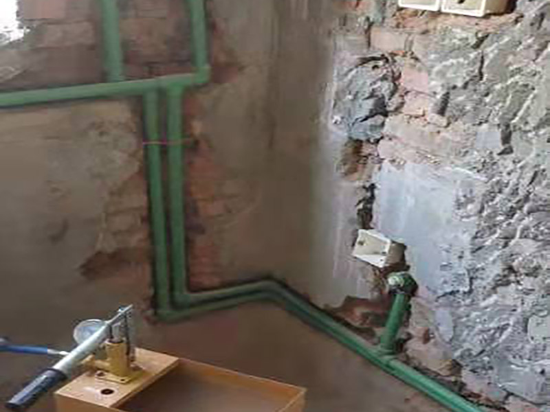 新裝水管打壓測(cè)試：堵住內(nèi)所有的堵頭，并將進(jìn)水容總管的閥門關(guān)閉。測(cè)壓時(shí)，把千斤頂?shù)膲簵U搖至壓力表的0.9-1.0之間，也就是說測(cè)壓試驗(yàn)的壓力要是正常水壓的3倍左右。同材質(zhì)的水管，其的測(cè)壓試驗(yàn)的時(shí)間是不同的，焊接管的測(cè)壓一般是30分鐘，而非焊接管的測(cè)壓一般4小時(shí) 如果出現(xiàn)了測(cè)壓器表針下降、變動(dòng)等現(xiàn)象，則說明水管的連接不緊密，重新安裝。