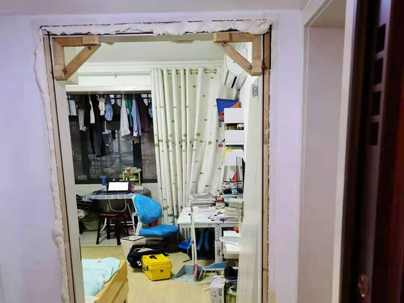 臥室門框維修翻新：首先就應(yīng)該想到將變形的門框拆下來，然后重新修理一下，再重新把門框裝上去，但是，如果不及時修復(fù)，可能就需要更換。木門比較復(fù)雜，因?yàn)橥鈱影孙椕姘?。很容易造成外觀破壞。而且飾面板一般用射釘槍打了釘子，一般不容易處理。那么，就從門套線下手。把門套線取下來，就可以看到門套和墻體怎樣連接了。取的時候，注意打釘?shù)奈恢?，慢慢撬開。撬開門套線后，看門套板和墻體連接出了什么問題。如果是連接的鐵條松了，用螺絲固定緊就好。如果是水泥砂漿固定的，那就要填水泥砂漿或者膠來固定了。