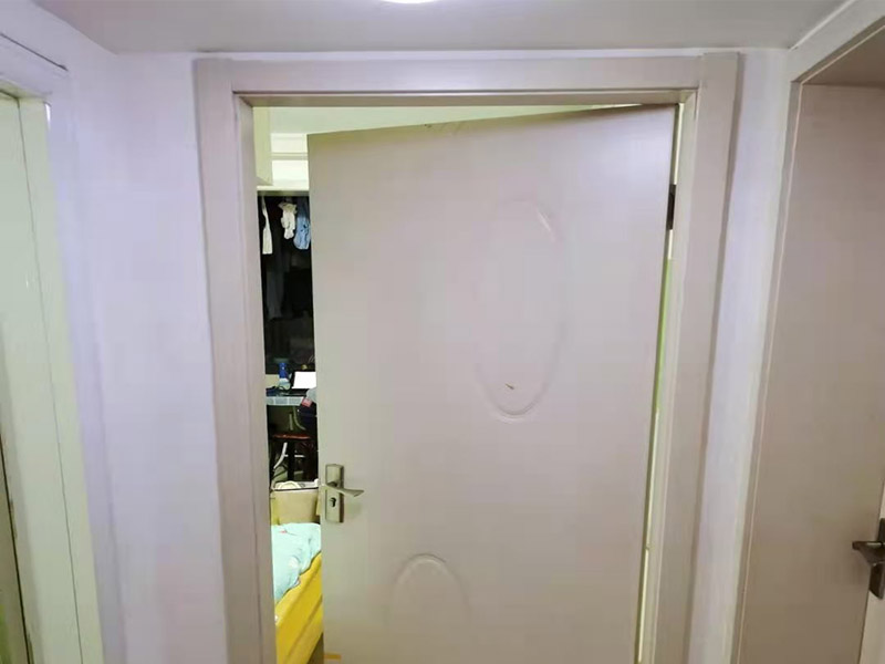 臥室門框維修翻新：首先就應(yīng)該想到將變形的門框拆下來，然后重新修理一下，再重新把門框裝上去，但是，如果不及時修復(fù)，可能就需要更換。木門比較復(fù)雜，因?yàn)橥鈱影孙椕姘?。很容易造成外觀破壞。而且飾面板一般用射釘槍打了釘子，一般不容易處理。那么，就從門套線下手。把門套線取下來，就可以看到門套和墻體怎樣連接了。取的時候，注意打釘?shù)奈恢?，慢慢撬開。撬開門套線后，看門套板和墻體連接出了什么問題。如果是連接的鐵條松了，用螺絲固定緊就好。如果是水泥砂漿固定的，那就要填水泥砂漿或者膠來固定了。