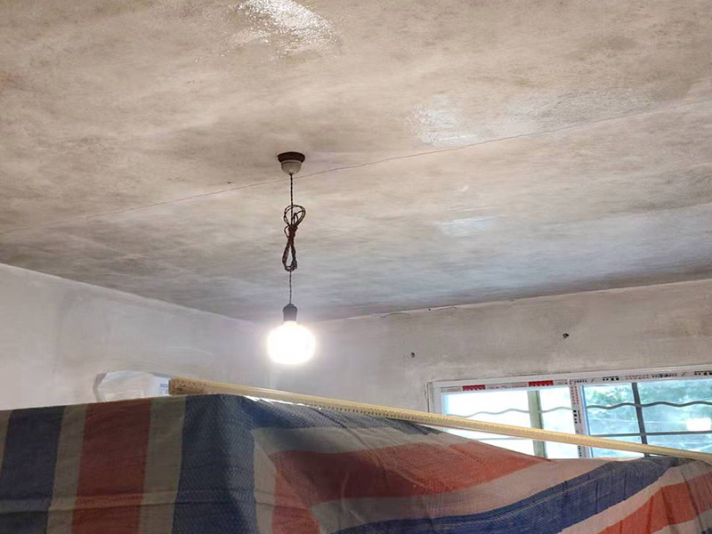 墻面翻新基層處理：墻體空鼓將嚴(yán)重影響涂層的附著力，通常采用目測(cè)、敲打、硬器劃刻、手抹等方法檢查。發(fā)現(xiàn)有空鼓現(xiàn)象，必須徹底鏟除，應(yīng)用配套膩?zhàn)有扪a(bǔ)平整或用與墻體砂漿比例一致的水泥砂漿按墻體同樣施工方法進(jìn)行修補(bǔ)填平，確保涂層吸收一致，無接痕。墻體裂縫嚴(yán)重影響涂層的裝飾美觀性能。發(fā)現(xiàn)裂縫應(yīng)用專用填補(bǔ)膩?zhàn)犹钛a(bǔ)修復(fù)，較大空心裂縫可先用砂漿修補(bǔ)后抹平。 涂裝施工前用鏟刀或刮刀鏟去一遍或用鋼絲刷處理清除，也可用硬毛竹掃把清除浮砂。墻體砂眼，凹坑如腳手架洞、空調(diào)洞、窗套、管道設(shè)施鋪設(shè)遺漏留缺陷，需用與墻體基面同類材質(zhì)和施工方法進(jìn)行處理。這一點(diǎn)往往在施工中不被注意。但硅藻泥上墻后易發(fā)現(xiàn)發(fā)花不協(xié)調(diào)，嚴(yán)重影響裝飾效果。