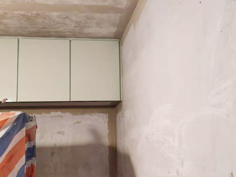 墻面翻新基層處理：墻體空鼓將嚴(yán)重影響涂層的附著力，通常采用目測(cè)、敲打、硬器劃刻、手抹等方法檢查。發(fā)現(xiàn)有空鼓現(xiàn)象，必須徹底鏟除，應(yīng)用配套膩?zhàn)有扪a(bǔ)平整或用與墻體砂漿比例一致的水泥砂漿按墻體同樣施工方法進(jìn)行修補(bǔ)填平，確保涂層吸收一致，無接痕。墻體裂縫嚴(yán)重影響涂層的裝飾美觀性能。發(fā)現(xiàn)裂縫應(yīng)用專用填補(bǔ)膩?zhàn)犹钛a(bǔ)修復(fù)，較大空心裂縫可先用砂漿修補(bǔ)后抹平。 涂裝施工前用鏟刀或刮刀鏟去一遍或用鋼絲刷處理清除，也可用硬毛竹掃把清除浮砂。墻體砂眼，凹坑如腳手架洞、空調(diào)洞、窗套、管道設(shè)施鋪設(shè)遺漏留缺陷，需用與墻體基面同類材質(zhì)和施工方法進(jìn)行處理。這一點(diǎn)往往在施工中不被注意。但硅藻泥上墻后易發(fā)現(xiàn)發(fā)花不協(xié)調(diào)，嚴(yán)重影響裝飾效果。