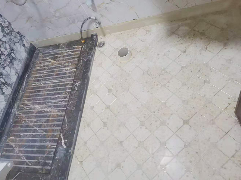 衛(wèi)生間地面防水裝修:首先要將墻面地面都要清潔干凈，這點(diǎn)非常重要，不能有散沙、土、石塊等干擾基層。如果基層開發(fā)商做的很不好的話，表面還要刷一層界面劑以防止墻面表面起沙。用噴壺將陰角部分和管根部分噴水，噴水的主要目的就是防止墻面吸收了堵漏寶太多的水分，造成堵漏寶沒有和墻面凝結(jié)在一起。那么噴多少水呢，建議以表面沒有明顯積水為宜。刷完以后，由于速凝型的堵漏寶干燥較快，所以基本不用等待，干的非常快。然后將第一遍堵漏寶上鋪好網(wǎng)格布，主要是防止堵漏寶初凝以后裂開。然后進(jìn)行第二遍涂刷堵漏寶，刷完咱們就要進(jìn)行下面柔韌性防水涂刷的步驟了。