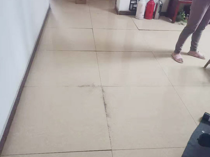 客廳瓷磚起翹維修：1.把翹起的磚全部拆下，然后,把磚底下清理干凈，再用水泥弄平整,之后,把磚放上去即可。 2.找個切割機,把翹起的地板割條縫,注意要割剛剛翹起的,不然沒發(fā)割,把翹起的地板都掀起，下面掃干凈,每塊地板都抹上地板膠再粘上就可以了。