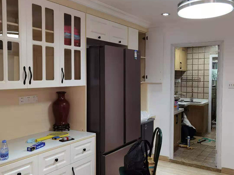 吊柜安裝維修：廚柜和地柜高度確定后，在吊柜裝修過程中，柜體的深度也很重要，因?yàn)楣耋w與地柜的深度會(huì)有一定的差距，這些差距也是都和家庭人員的身高、地柜的深度等因素來決定的，一般吊柜的深度最合適的是在30到45厘米之間。在吊柜劃好線后，可以在固定位置和固定位置鉆孔。 安裝前應(yīng)先調(diào)整柜體， 然后通過調(diào)節(jié)合頁，保證吊柜門扇的水平和垂直。最好用兩個(gè)或四個(gè)膨脹螺絲固定墻壁的吊頂框架。 安裝吊柜時(shí)，一定要注意一件事，就是吊柜不應(yīng)安裝在輕質(zhì)墻體上，因?yàn)榈豕癖旧淼闹亓亢痛娣诺碾s物的重量會(huì)使輕質(zhì)墻體難以撐住，所以最好將吊柜安裝在堅(jiān)固的墻上。如果它非要安裝在廚房隔斷墻上，則在進(jìn)行隔斷時(shí)必須使用兩層細(xì)木工板和石膏板用于增強(qiáng)墻壁的剛性，否則吊柜很容易脫落。