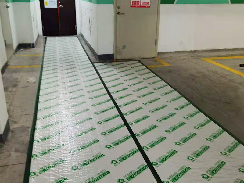 吊柜安裝維修：廚柜和地柜高度確定后，在吊柜裝修過程中，柜體的深度也很重要，因?yàn)楣耋w與地柜的深度會(huì)有一定的差距，這些差距也是都和家庭人員的身高、地柜的深度等因素來決定的，一般吊柜的深度最合適的是在30到45厘米之間。在吊柜劃好線后，可以在固定位置和固定位置鉆孔。 安裝前應(yīng)先調(diào)整柜體， 然后通過調(diào)節(jié)合頁，保證吊柜門扇的水平和垂直。最好用兩個(gè)或四個(gè)膨脹螺絲固定墻壁的吊頂框架。 安裝吊柜時(shí)，一定要注意一件事，就是吊柜不應(yīng)安裝在輕質(zhì)墻體上，因?yàn)榈豕癖旧淼闹亓亢痛娣诺碾s物的重量會(huì)使輕質(zhì)墻體難以撐住，所以最好將吊柜安裝在堅(jiān)固的墻上。如果它非要安裝在廚房隔斷墻上，則在進(jìn)行隔斷時(shí)必須使用兩層細(xì)木工板和石膏板用于增強(qiáng)墻壁的剛性，否則吊柜很容易脫落。