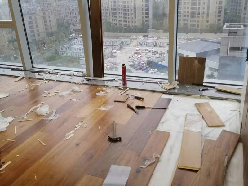 杭州久益一修裝飾工程有限公司加盟信息，是久益一修杭州地區(qū)唯一施工單位，支持先服務(wù)后付款，主營(yíng)業(yè)務(wù)為杭州老房子翻新裝修、杭州墻面翻新裝修、杭州局部裝修改造、杭州房屋漏水維修、杭州家庭維修安裝等服務(wù)，是杭州裝修維修采購(gòu)?fù)扑]公司。下面一起來(lái)看看杭州久益一修裝飾工程有限公司怎么樣、經(jīng)營(yíng)范圍、服務(wù)優(yōu)勢(shì)等。  杭州久益一修裝飾工程有限公司怎么樣？成立于2021年05月25日，注冊(cè)地位于浙江省杭州市臨安區(qū)青山湖街道大園路1188號(hào)2幢3層301-601號(hào)工位，法定代表人為王劍。經(jīng)營(yíng)范圍包括許可項(xiàng)目：住宅室內(nèi)裝飾裝修；各類工程建設(shè)活動(dòng)；建設(shè)工程設(shè)計(jì)；建筑智能化工程施工；電氣安裝服務(wù)(依法須經(jīng)批準(zhǔn)的項(xiàng)目，經(jīng)相關(guān)部門批準(zhǔn)后方可開展經(jīng)營(yíng)活動(dòng)，具體經(jīng)營(yíng)項(xiàng)目以審批結(jié)果為準(zhǔn))。  杭州久益一修裝飾工程有限公司經(jīng)營(yíng)范圍，家政服務(wù)；家具安裝和維修服務(wù)；園林綠化工程施工；住宅水電安裝維護(hù)服務(wù)；家用電器安裝服務(wù)；電氣設(shè)備修理；專業(yè)設(shè)計(jì)服務(wù)；建筑裝飾材料銷售；建筑材料銷售；日用百貨銷售；家居用品銷售；五金產(chǎn)品零售(除依法須經(jīng)批準(zhǔn)的項(xiàng)目外，憑營(yíng)業(yè)執(zhí)照依法自主開展經(jīng)營(yíng)活動(dòng))。  杭州久益一修裝飾工程有限公司服務(wù)優(yōu)勢(shì)：作為久益一修杭州唯一施工單位，具備房屋裝修維修一站式服務(wù)能力，執(zhí)行標(biāo)準(zhǔn)化的施工流程及服務(wù)禮儀，同時(shí)施工質(zhì)量受到久益一修總部監(jiān)理的嚴(yán)格監(jiān)管；杭州久益一修裝飾工程有限公司是杭州本地裝修公司，支持先裝修后付款，不滿意免費(fèi)返工等，實(shí)體店地址是在杭州市江干區(qū)匝弄口京惠花園南門。
