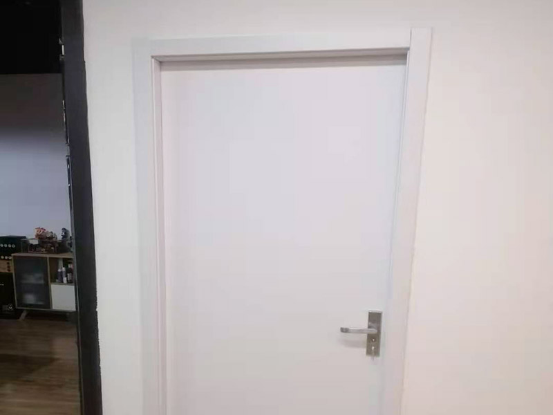 木門安裝服務：木門安裝的第一步是拼裝門套，要先將木門的門套和立板找出，依據(jù)反面編號對好接合口，其采口應在同一平面上，然后在接口處涂上膠水。在拼裝時，不要直接把螺絲打入門套內(nèi)，應查看采口之間的尺度是否正確，接合處是否平坦結(jié)實再進行安裝。當門套拼接好之后，就需要將它放在門洞內(nèi)，然后使用一些木條將它的四周進行固定，門套的雙面應與墻體保持在同一平面上。其次要查看門套的全體是否和地面垂直，門套的頂板和兩立板的兩個角是否直角，門套立板有無曲折。 接著需要安裝門扇，在這個步驟，需要注意的是其合頁槽與門扇兩邊的距離應以門扇高度的1/10為宜，合頁槽的深度以合頁的單片厚度為宜。如果門的重量較重，就需要安裝3個合頁。當合頁裝好以后，要再用螺絲將其固定。需要注意的是門套上的合頁要先只擰上一顆螺釘，然后關(guān)門查看門的左右和上面的縫隙是否相同，開啟是否靈敏，確認無誤后，再將其它的螺釘擰緊固定。