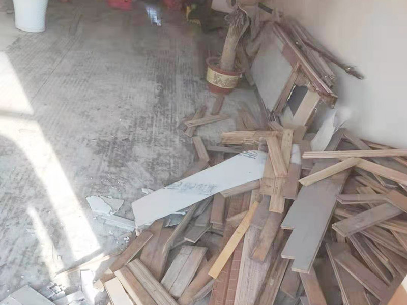 老舊陽臺鏟除裝修：原有的下水和地漏要做好保護，以防在拆除過程中掉下的。地面拆除需到混凝土層。原有開發(fā)商交付的防水必須全部鏟除。鏟除以后要先做地面找平。以防出現(xiàn)魚眼坑坑洼洼等不平。導致防水無效及。地磚空鼓。防水干了以后，一定要做24小時得閉水試驗，然后到樓下去檢查是否漏水，才能繼續(xù)施工。 陽臺雖然不會經(jīng)常有大面積的積水，但是為了防止意外的發(fā)生，防水是一定要做的哦。