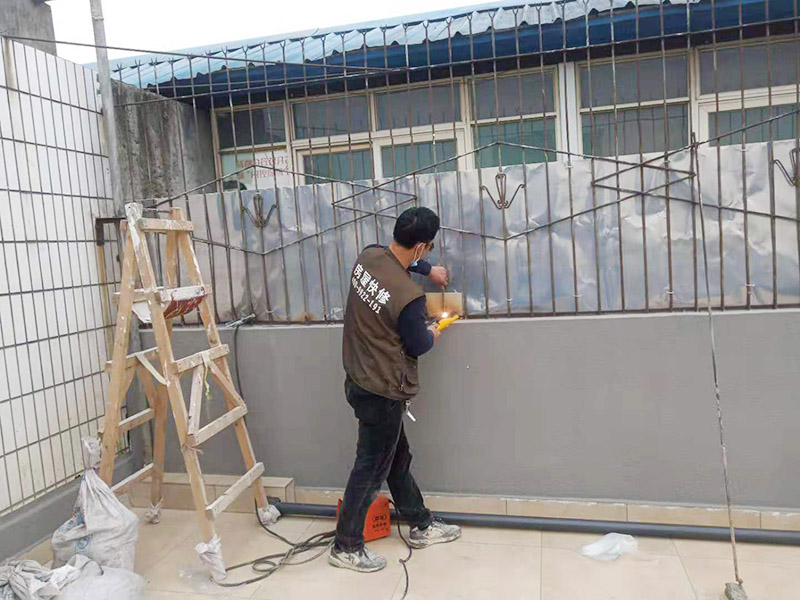 屋頂欄桿安裝：先把橫桿和豎桿分開；把防水圈放進其中的兩根橫桿里（只需要放朝上的一個面）最上面一個橫桿是不用放的；最上面橫桿上的防水圈是先穿進豎桿里的（注意方向不要放錯）；找出兩根帶小圓孔的豎桿把這兩根豎桿穿進橫桿處有圓孔部位里，用螺絲固定（最下面一個橫桿的螺絲等全部組裝好以后才固定）；依次把其他豎桿也同樣穿進橫桿里；全部豎桿穿好后把卡片豎直放進豎桿的孔里，再轉動卡片，讓它卡進豎桿里；把組裝好的護欄，用連接件把橫桿和立柱連接，用螺絲固定；把腳板用膨脹螺絲固定在地面上。