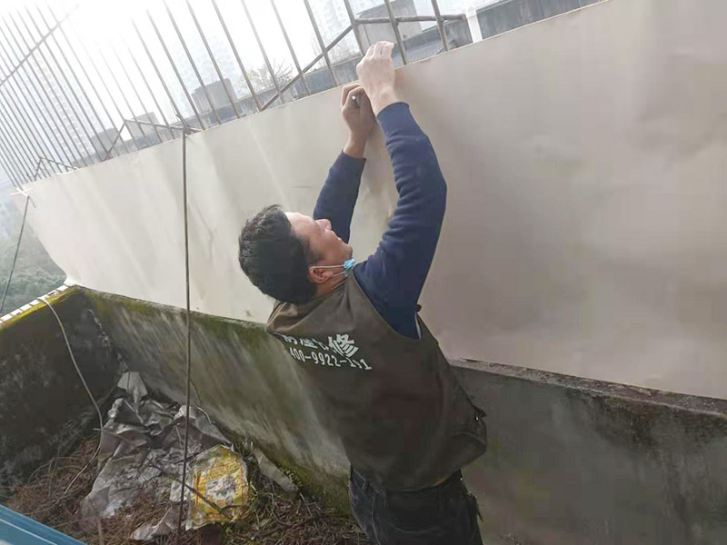 屋頂欄桿安裝：先把橫桿和豎桿分開；把防水圈放進其中的兩根橫桿里（只需要放朝上的一個面）最上面一個橫桿是不用放的；最上面橫桿上的防水圈是先穿進豎桿里的（注意方向不要放錯）；找出兩根帶小圓孔的豎桿把這兩根豎桿穿進橫桿處有圓孔部位里，用螺絲固定（最下面一個橫桿的螺絲等全部組裝好以后才固定）；依次把其他豎桿也同樣穿進橫桿里；全部豎桿穿好后把卡片豎直放進豎桿的孔里，再轉動卡片，讓它卡進豎桿里；把組裝好的護欄，用連接件把橫桿和立柱連接，用螺絲固定；把腳板用膨脹螺絲固定在地面上。