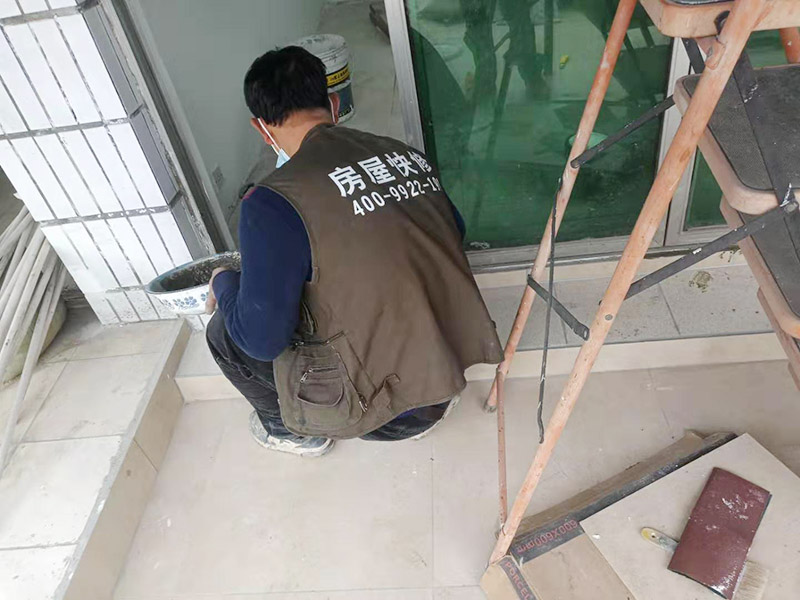 屋頂欄桿安裝：先把橫桿和豎桿分開；把防水圈放進其中的兩根橫桿里（只需要放朝上的一個面）最上面一個橫桿是不用放的；最上面橫桿上的防水圈是先穿進豎桿里的（注意方向不要放錯）；找出兩根帶小圓孔的豎桿把這兩根豎桿穿進橫桿處有圓孔部位里，用螺絲固定（最下面一個橫桿的螺絲等全部組裝好以后才固定）；依次把其他豎桿也同樣穿進橫桿里；全部豎桿穿好后把卡片豎直放進豎桿的孔里，再轉動卡片，讓它卡進豎桿里；把組裝好的護欄，用連接件把橫桿和立柱連接，用螺絲固定；把腳板用膨脹螺絲固定在地面上。