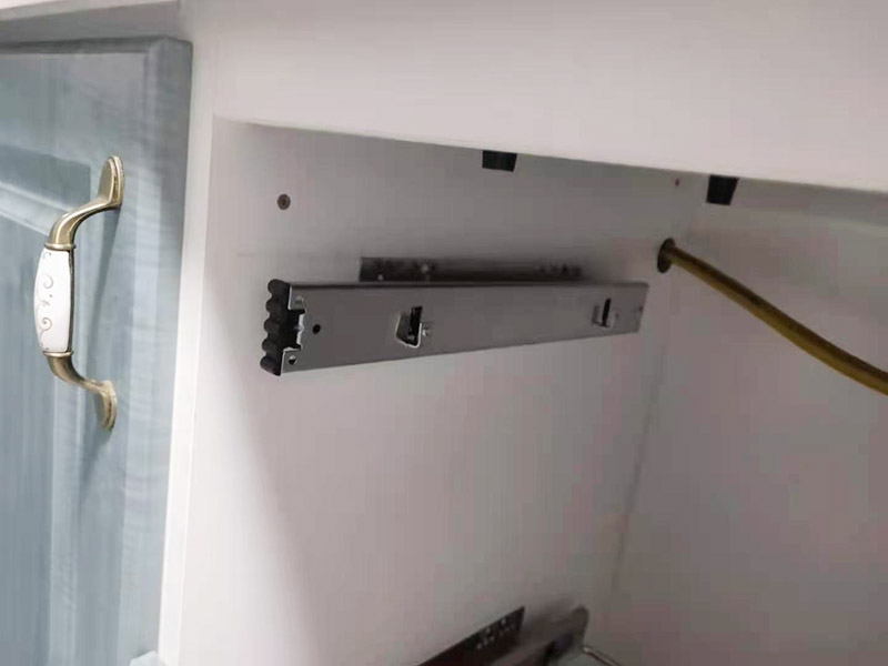 廚房安裝柜籃：首先將軌道的大小進(jìn)行匹配。然后選擇一個合適的鉆頭。因為需要將螺絲固定住，這就需要有一個螺絲孔。不同的櫥柜材質(zhì)以及螺絲大小都需要不同的鉆頭。而且裝修者應(yīng)該根據(jù)該櫥柜拉籃螺絲的大小在櫥柜和墻體上都打出一個大小適中的螺絲孔。 在合適的位置上打造出合適的鉆孔之后，就需要安裝螺絲了。對于櫥柜的拉籃來說，安裝時也需要一些漲塞，這樣才可以保證螺絲的固定更加結(jié)實，更加經(jīng)久耐用。當(dāng)然漲塞需要留出一部分在外面，這樣才方便放置拉籃。