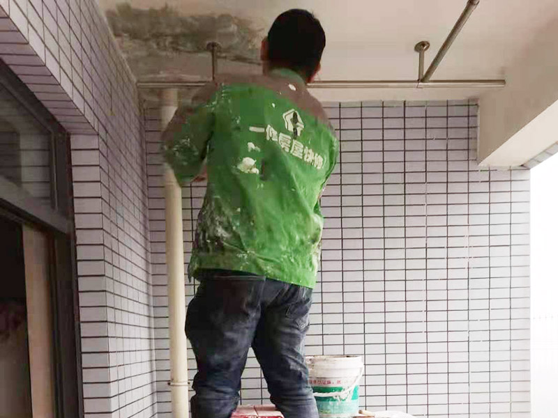 陽(yáng)臺(tái)頂面掉皮：需要先把出現(xiàn)問(wèn)題的地方鏟除，并將鏟除部分的邊緣磨平滑后，重新刮一次膩?zhàn)?，上底漆，再刷再涂。?dāng)墻面剝落比較嚴(yán)重時(shí)，需要考慮對(duì)基層做加固處理。步驟是先將原墻體鏟除至墻面基層，然后用界面劑或者封固底漆重新涂刷一遍，最后再按照粉刷石膏找平、貼網(wǎng)格布(加固防裂)、批刮墻襯三遍后打磨平整。