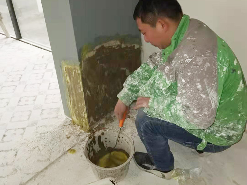 墻面局部修補(bǔ)：一定要做好基層的處理，如果您家是二次裝修墻面時(shí)，沒(méi)有將以前的老墻的墻皮鏟除干凈，或者是只鏟除了表層的膩?zhàn)?，那么修補(bǔ)墻面時(shí)，是會(huì)遺留下高低不平的部分墻皮的，此后，要是接著上刷界面劑或者膩?zhàn)?，那么很可能就?huì)導(dǎo)致新刷的墻面出現(xiàn)開裂的情況。 需要鏟除到磚墻體的表面，然后進(jìn)行全面的施工，進(jìn)行翻新墻面，工程量是比較大的，完全適用于存在多處開裂、掉皮和起粉現(xiàn)象的墻面。