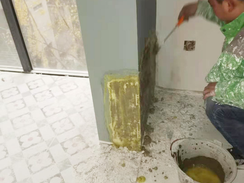 墻面局部修補(bǔ)：一定要做好基層的處理，如果您家是二次裝修墻面時(shí)，沒(méi)有將以前的老墻的墻皮鏟除干凈，或者是只鏟除了表層的膩?zhàn)?，那么修補(bǔ)墻面時(shí)，是會(huì)遺留下高低不平的部分墻皮的，此后，要是接著上刷界面劑或者膩?zhàn)樱敲春芸赡芫蜁?huì)導(dǎo)致新刷的墻面出現(xiàn)開裂的情況。 需要鏟除到磚墻體的表面，然后進(jìn)行全面的施工，進(jìn)行翻新墻面，工程量是比較大的，完全適用于存在多處開裂、掉皮和起粉現(xiàn)象的墻面。