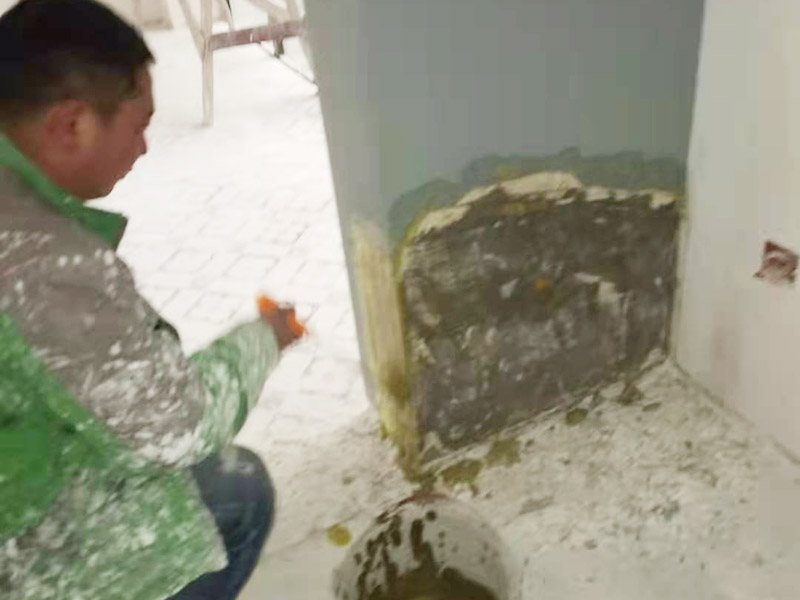 墻面局部修補(bǔ)：一定要做好基層的處理，如果您家是二次裝修墻面時(shí)，沒(méi)有將以前的老墻的墻皮鏟除干凈，或者是只鏟除了表層的膩?zhàn)樱敲葱扪a(bǔ)墻面時(shí)，是會(huì)遺留下高低不平的部分墻皮的，此后，要是接著上刷界面劑或者膩?zhàn)?，那么很可能就?huì)導(dǎo)致新刷的墻面出現(xiàn)開裂的情況。 需要鏟除到磚墻體的表面，然后進(jìn)行全面的施工，進(jìn)行翻新墻面，工程量是比較大的，完全適用于存在多處開裂、掉皮和起粉現(xiàn)象的墻面。