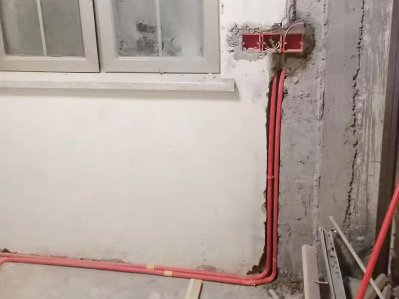 墻面水電改造維修：按走向進行墻面或地面開槽，開槽過程中，不允許出現(xiàn)墻面橫向開槽大于30cm的現(xiàn)象，因為橫向開槽將破壞整樓的承重，使得抗震能力降低而且墻面容易開裂。如果是保溫墻的話，開很長的橫槽有可能會導(dǎo)致開槽上部的保溫層整體脫落。墻面開槽一般都應(yīng)該是豎向垂直開槽。 埋入管線(包括布線和接好管道)和暗盒，電路施工時先安裝管路，然后再穿導(dǎo)線，這樣可以避免將來換線出現(xiàn)導(dǎo)線無法抽動的現(xiàn)象。穿管不能使用軟管，防止出現(xiàn)死角。同時電路接頭不要裸露在外面，應(yīng)該安裝在線盒內(nèi)，分線盒之間不允許有接頭。