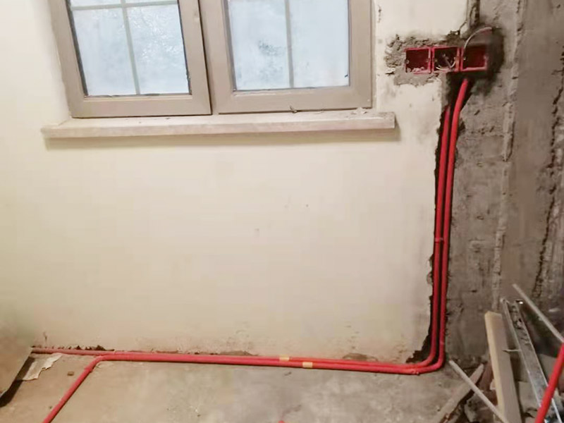 墻面水電改造維修：按走向進行墻面或地面開槽，開槽過程中，不允許出現(xiàn)墻面橫向開槽大于30cm的現(xiàn)象，因為橫向開槽將破壞整樓的承重，使得抗震能力降低而且墻面容易開裂。如果是保溫墻的話，開很長的橫槽有可能會導(dǎo)致開槽上部的保溫層整體脫落。墻面開槽一般都應(yīng)該是豎向垂直開槽。 埋入管線(包括布線和接好管道)和暗盒，電路施工時先安裝管路，然后再穿導(dǎo)線，這樣可以避免將來換線出現(xiàn)導(dǎo)線無法抽動的現(xiàn)象。穿管不能使用軟管，防止出現(xiàn)死角。同時電路接頭不要裸露在外面，應(yīng)該安裝在線盒內(nèi)，分線盒之間不允許有接頭。