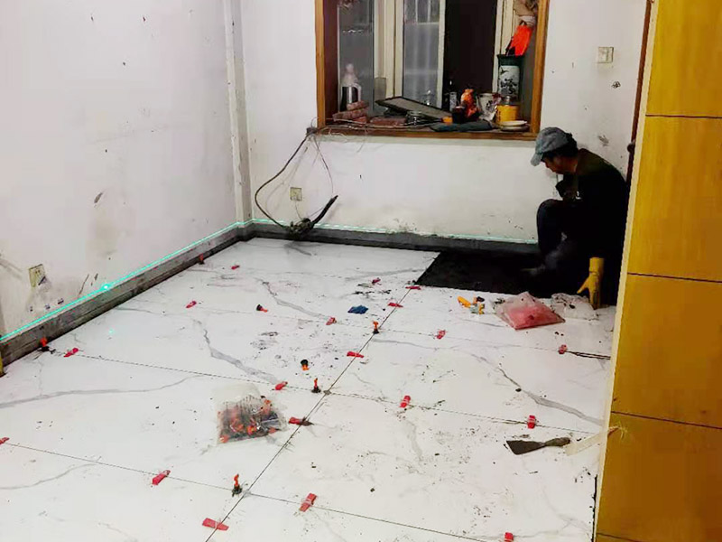 墻地面防水貼磚：一般在實(shí)際施工中，都是先將墻面和地面的防水都做好，然后等到防水層完全干透之后就可以做閉水試驗(yàn)了，閉水試驗(yàn)的主要目的是檢驗(yàn)防水施工是否有疏露，防水功能是否正常，如果閉水試驗(yàn)顯示沒有問題了，那么再開始貼瓷磚。貼瓷磚是先貼墻面，然后再貼地面的。