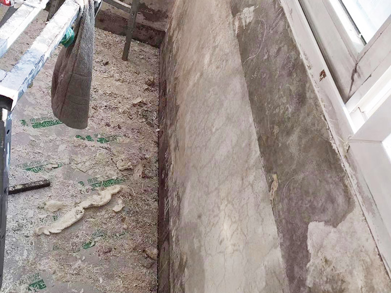 陽臺墻面局部修補：一定要做好基層的處理，如果您家是二次裝修墻面時，沒有將以前的老墻的墻皮鏟除干凈，或者是只鏟除了表層的膩子，那么修補墻面時，是會遺留下高低不平的部分墻皮的，此后，要是接著上刷界面劑或者膩子，那么很可能就會導(dǎo)致新刷的墻面出現(xiàn)開裂的情況。舊房要是在長期使用中受到了來自外界的沖擊或者震動，是有可能造成局部墻面基層與墻體脫離的。 在修補墻面的時候，要是發(fā)現(xiàn)墻面出現(xiàn)滲水或者發(fā)霉的情況，是可以直接更換水管的，或者是進行修補，具體的操作方法是，先關(guān)閉上閥門，把水源斷開后，然后將水龍頭打開至合適的位置，是可以泄去水管內(nèi)的大部分壓力的。