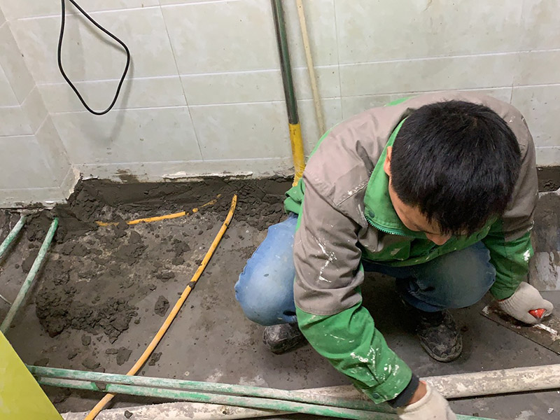 衛(wèi)生間水管安裝：開始按線槽排給水管，彎頭的地方用熱容器對接，給水管長的用剪管鉗剪掉，冷熱管對接的時候注意距離，安裝好后用泥漿把它縫好。