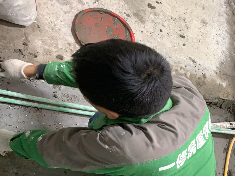 衛(wèi)生間水管安裝：開始按線槽排給水管，彎頭的地方用熱容器對接，給水管長的用剪管鉗剪掉，冷熱管對接的時候注意距離，安裝好后用泥漿把它縫好。