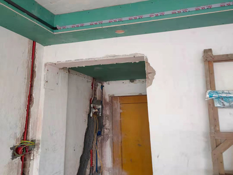 全屋線管鋪設(shè)裝修：管內(nèi)穿線在建筑物抹灰、粉刷及地面工程結(jié)束后進行,穿線前應(yīng)將電線保護管內(nèi)的積水及雜物清理干凈。但針對建筑電氣安裝項目逐漸增加,管內(nèi)穿線的工程量隨之增大,為配合工程整體同步竣工,管內(nèi)穿線可以提前進行,但必須滿足下列條件: 1、混凝土結(jié)構(gòu)工程必須經(jīng)過結(jié)構(gòu)驗收和核定。 2、磚混結(jié)構(gòu)工程必須初裝修完成以后。 3、作好成品保護,箱、盒及導線不應(yīng)破損及被灰漿污染。 4、穿線后線管內(nèi)不得有積水及潮氣侵入,必須保證導線絕緣強度符合規(guī)范要求。