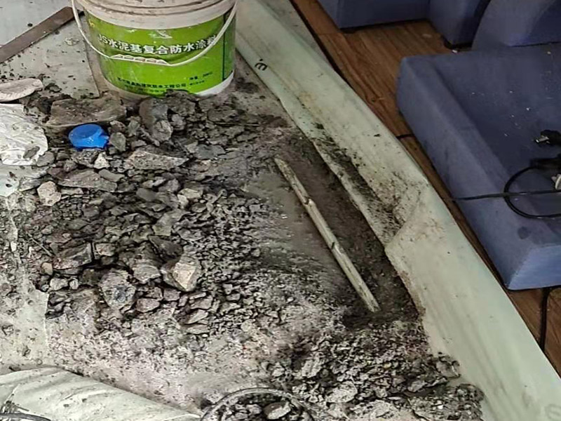 地面水管漏水維修：墻壁上有水滴不一定就是內水管漏水所致，那應先判斷究竟是不是墻壁內的水管出現(xiàn)問題而出現(xiàn)的漏水情況，找到墻壁內水管的漏水點，那首先得關掉水源總閘，然后卸下連接壓縮接頭的陰陽螺母，在螺母上繞上膠布讓螺母的密封性能更加好，最后就是重新裝上壓縮接頭。